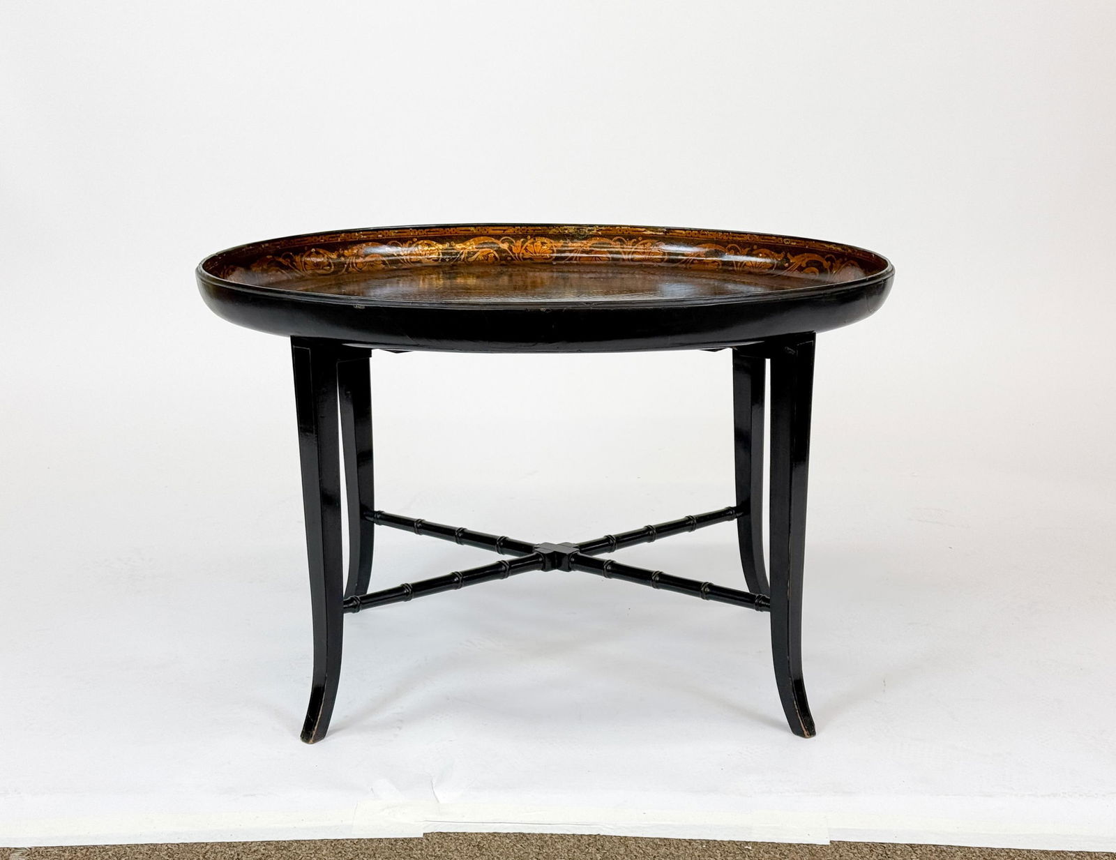 Neoclassical lacquer table. - 3