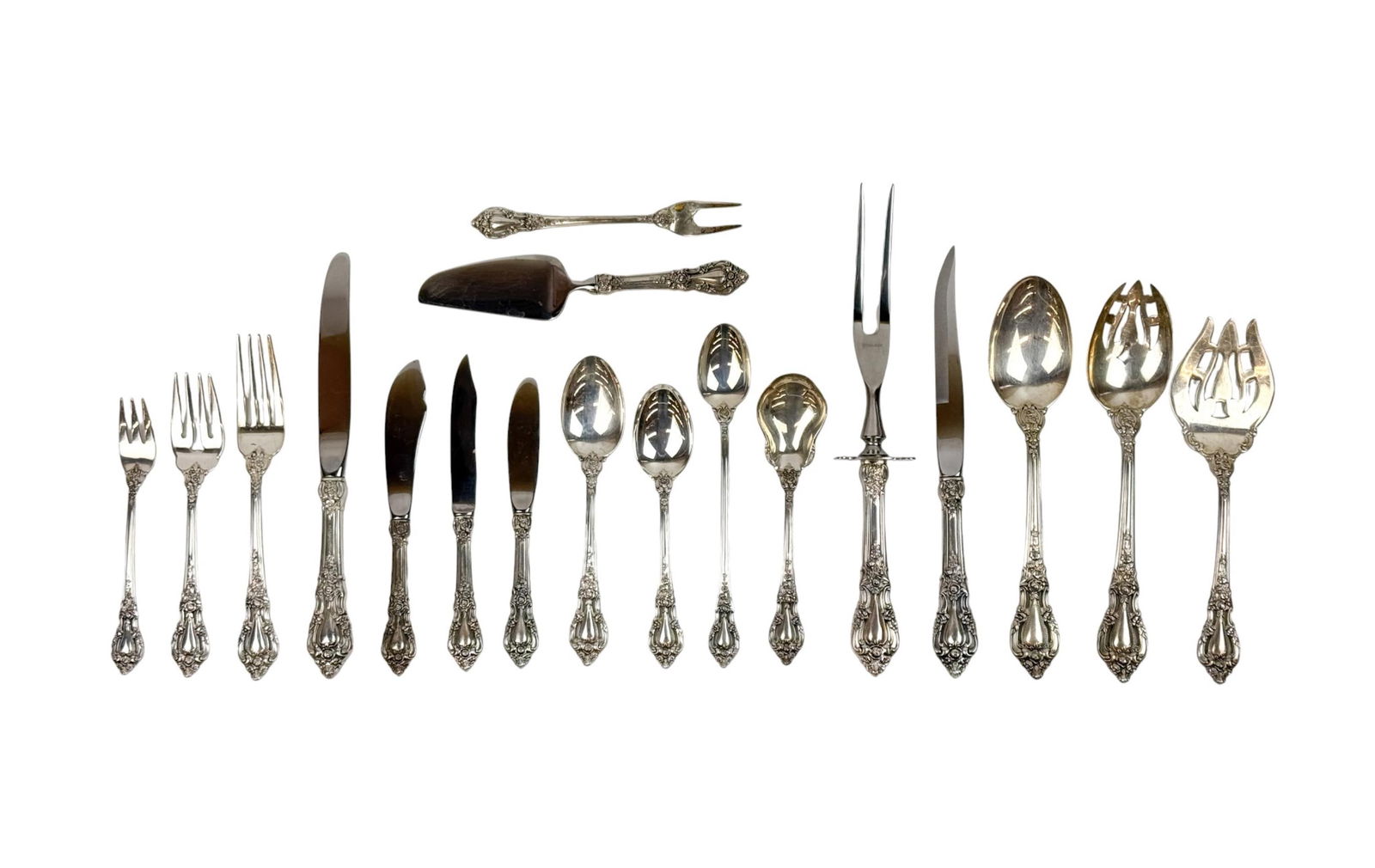 Lunt "Eloquence" sterling flatware service.: A Lunt "Eloquence" sterling silver flatware service. 119.24 ozt. Ninety-one pieces. Twelve 7 1/4" forks, twelve 6 1/2" salad forks, twelve 6 7/8" cocktail forks, twelve 7 1/4" iced tea spoons, seven 6