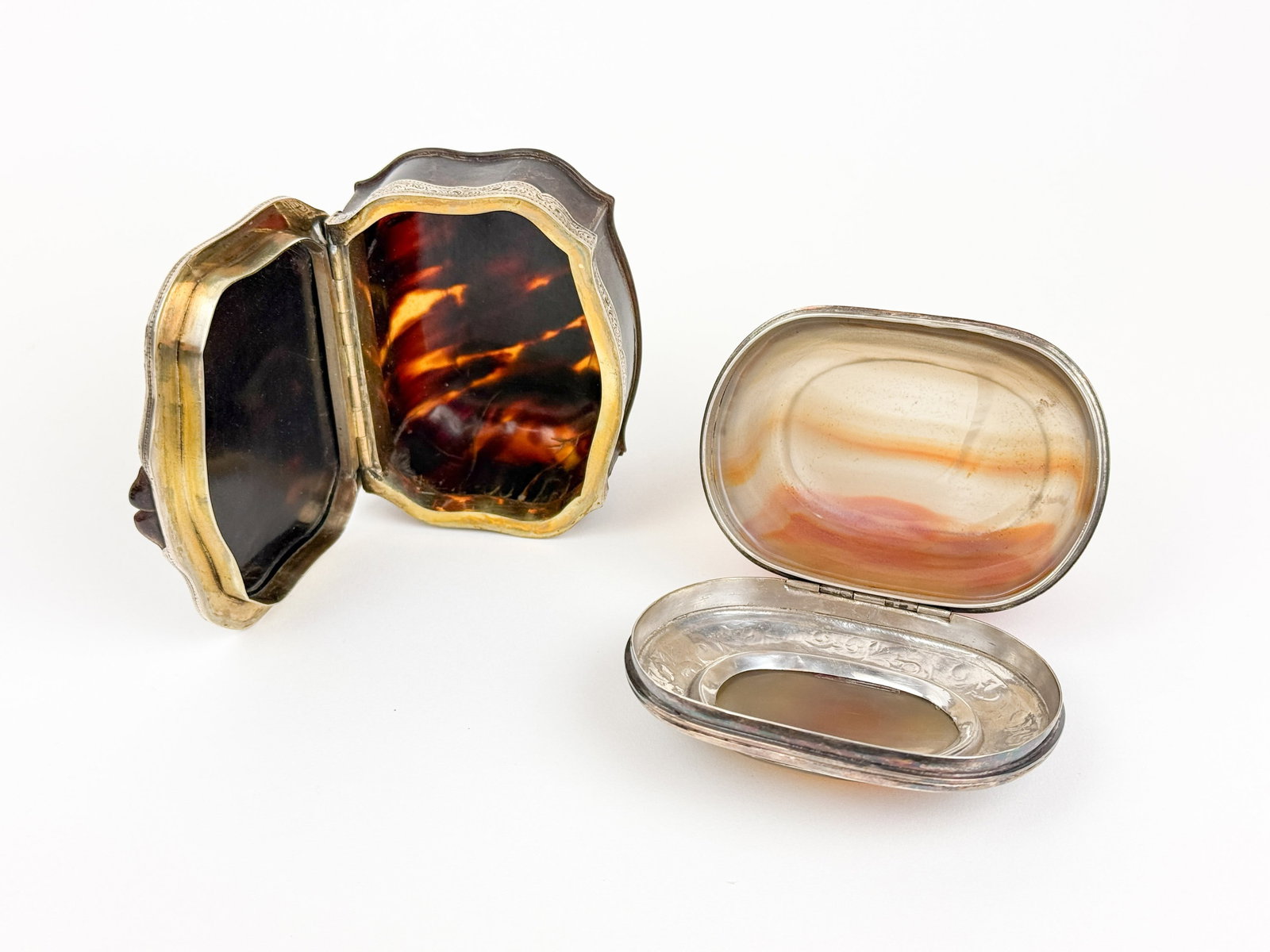 5 Silver snuff boxes. - 4