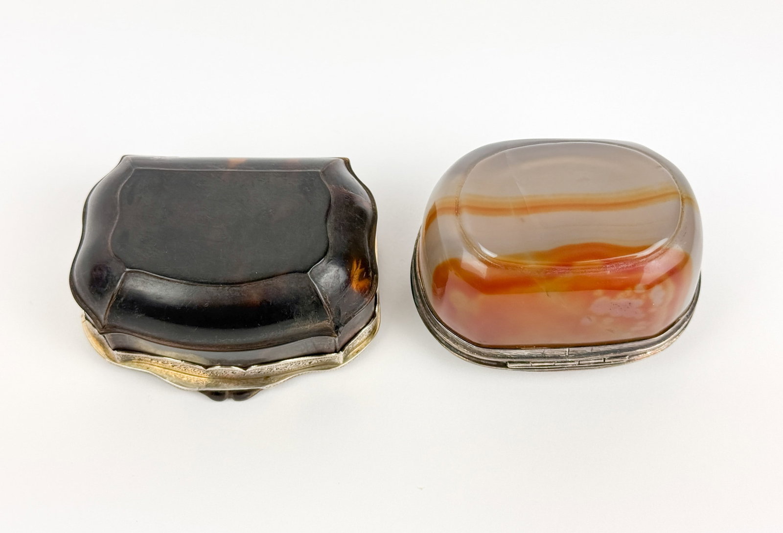 5 Silver snuff boxes. - 5