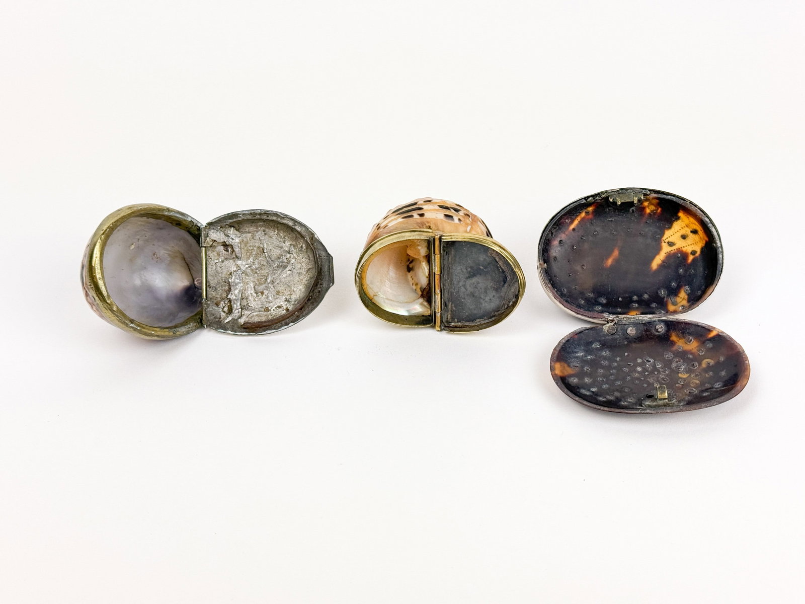 5 Silver snuff boxes. - 6