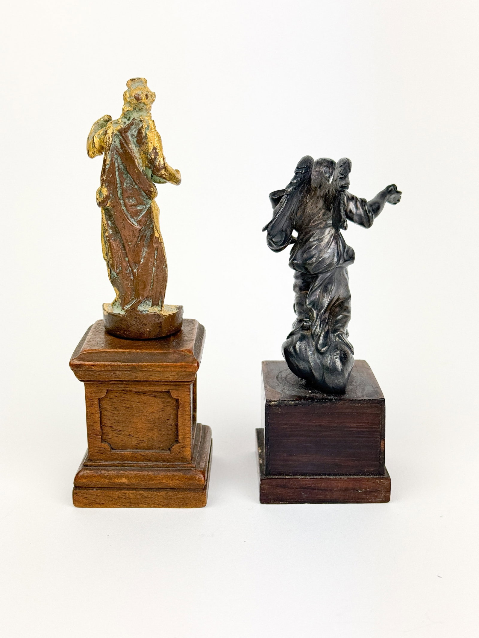 2 Statuettes. - 2