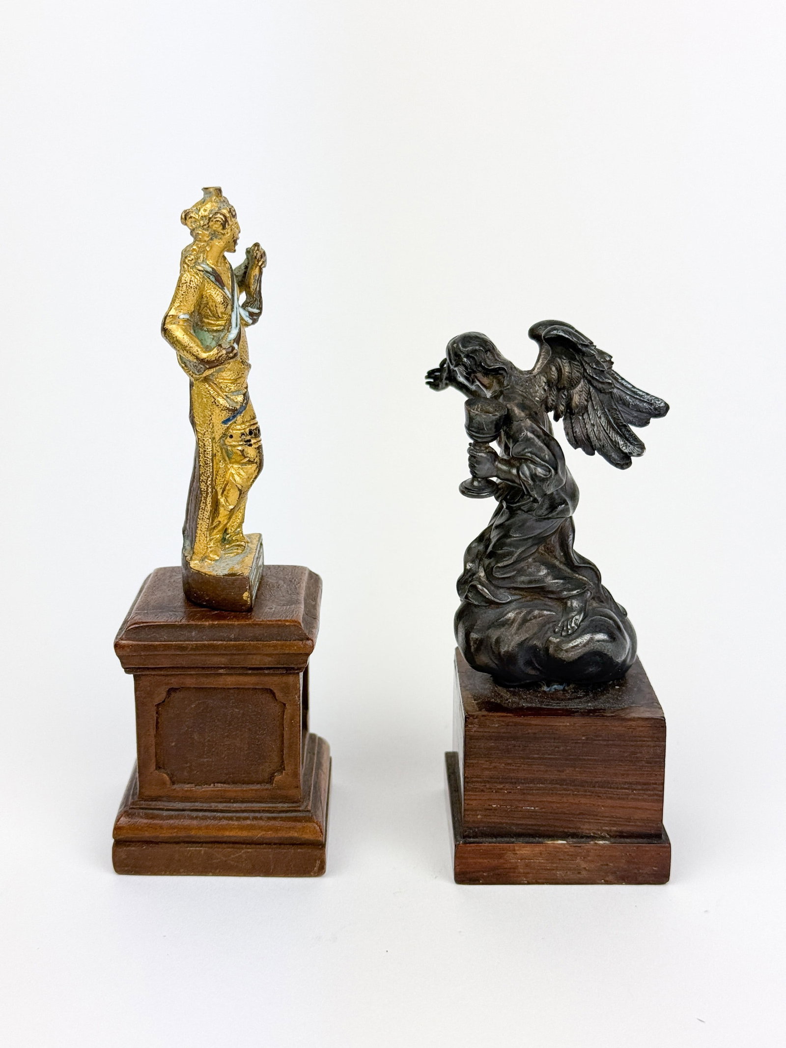 2 Statuettes. - 3
