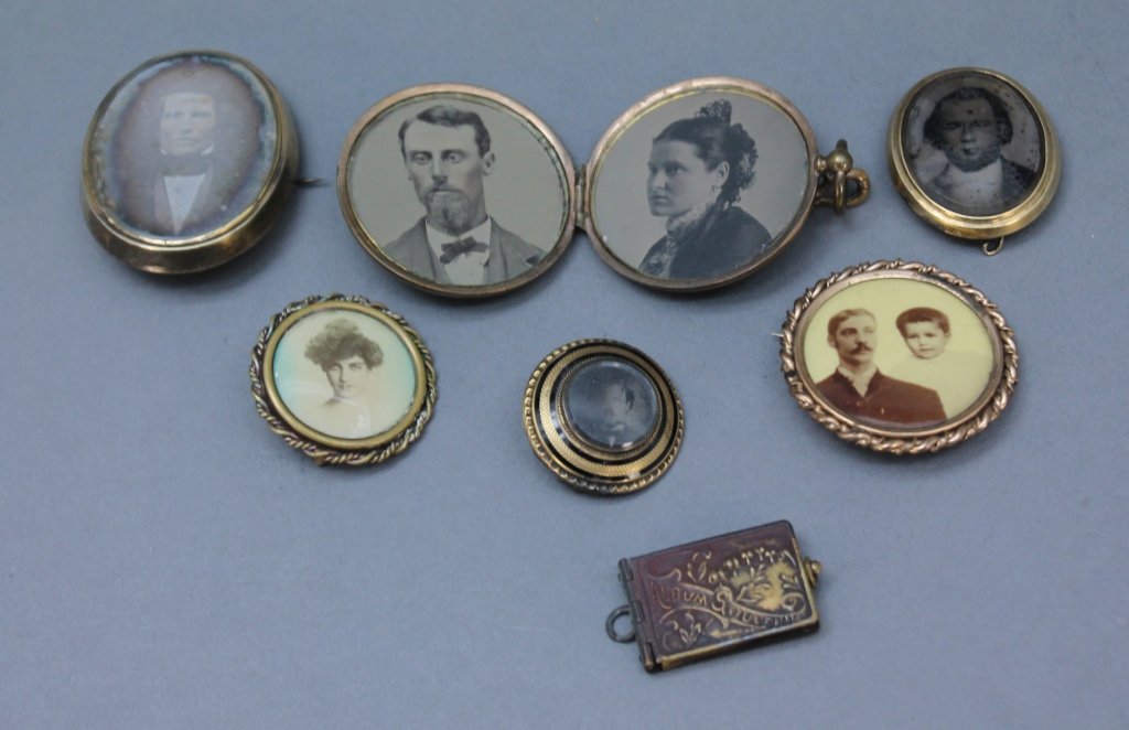 20 Jewelry items incl Daguerrotype mourning brooch: [Misc.]. Approx. 19 Items, including Daguerreotype Mourning Brooch & Ambrotype Portrait Jewelry. Highlights include: ++ “Album Souvenir” locket that unfolds to show 8 Albumen photographs of Algeri