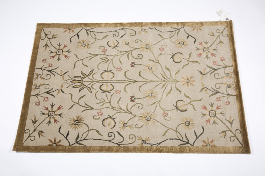 A Nepalese Modern design Wool/Silk rug, 4'x6'.: A Nepalese Modern design Wool/Silk rug, 4'x6'.