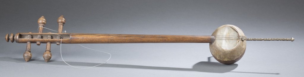 Group of Middle Eastern spike fiddles. c 20th.: Group of Middle Eastern spike fiddles. c 20th. ++ Joze or Kamana. Iraq. Length: 76.5 cm. ++ Rababa. Iraq. Length: 60.96 cm. ++ Sarangi. Pakistan. Bowed string instrument. Length: 52.8 cm. ++ Dilruba. 