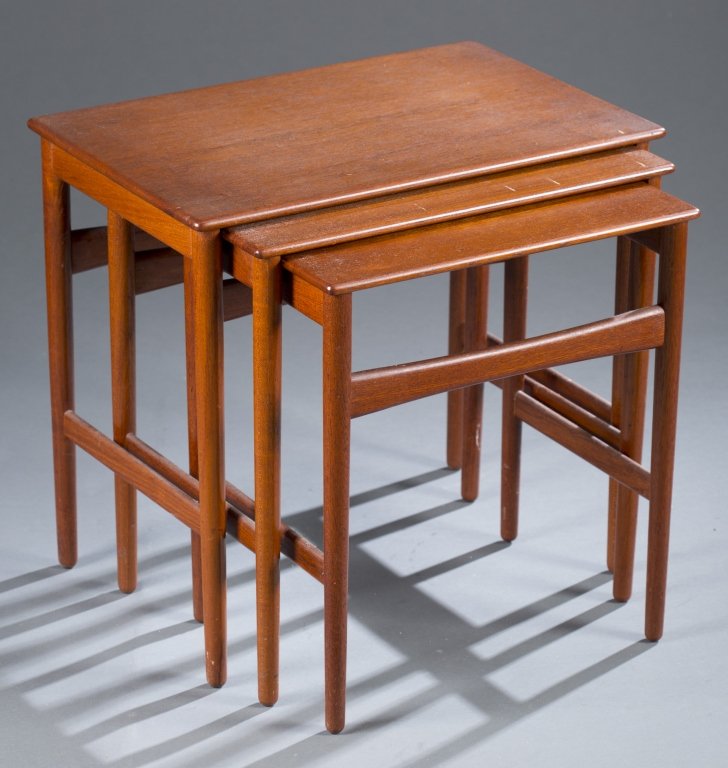 Hans Wegner nesting tables: A set of Hans Wegner nesting tables. Mid 20th century. Teak. Marked underneath Fabrikat Andr Tuck, Arkitekt Hans J Wegner, 77, Made in Denmark. ++ Largest has 3 stretches with a notch for the middle t