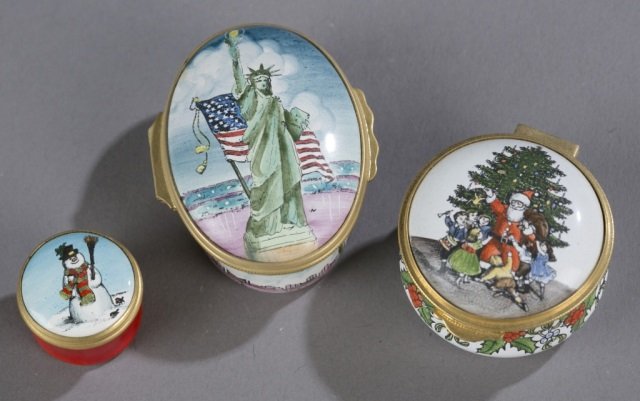 Group of 3 assorted pill boxes.: Group of 3 assorted pill boxes. Snowman, Halcyon Days Enamels, England.++ Statue of Liberty, Halcyon Days Enamels, design by Tiffany and Co., England. ++ Santa Claus, Staffordshire Enamels, England. #