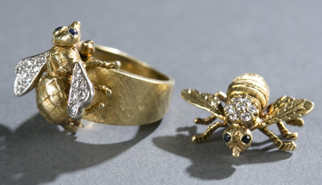 H. Stern Bee ring and brooch set 18kt.: A H. Stern Bee ring and brooch set. Marked on Bee's Wings: "copyright" H 18kt. Bees 3/4"in x 3/4". Size 5. 16g.
