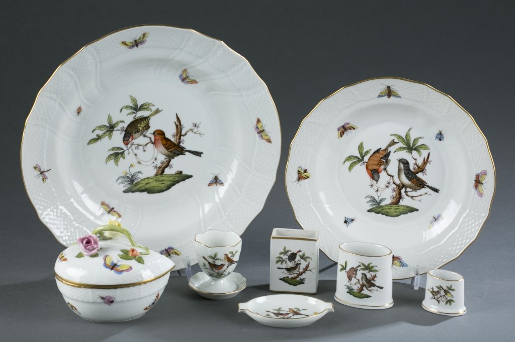 46 Pieces of "Rothschild" Herend.: A group of 34 pieces of "Rothschild" Herend porcelain service. Hungary. 20th century. Including: 12 dinner plates, 13 salad plates, 2 egg cups, 2 matchbox covers, 2 large oval toothpick holders, 2 sma