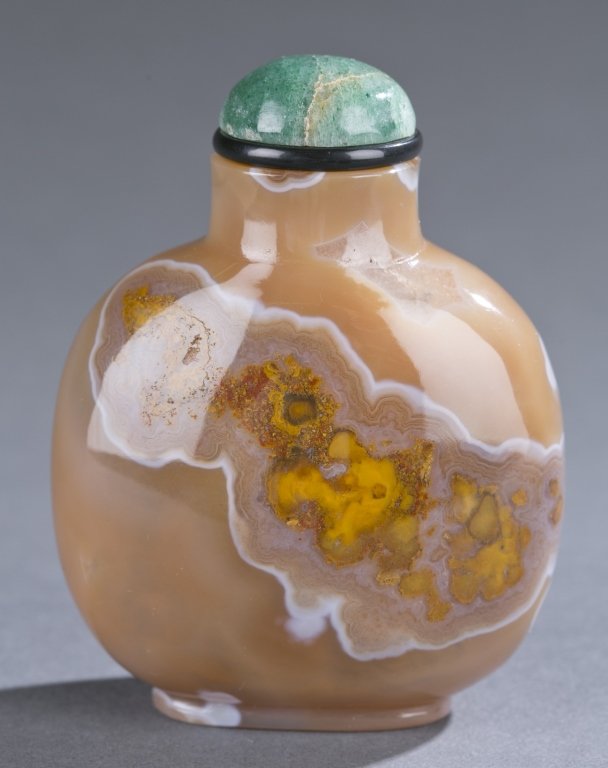 A Chinese banded agate snuff bottle. (1 of 6)