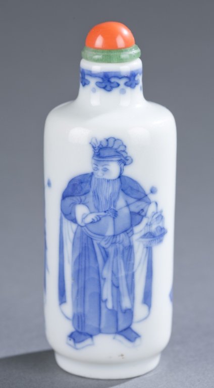 A Chinese blue and white porcelain snuff bottle. (1 of 5)