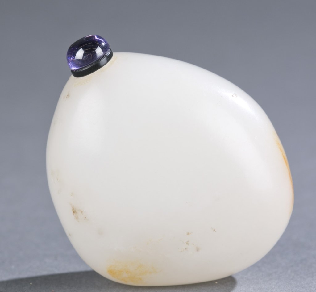 A Chinese jade pebble snuff bottle. (1 of 6)