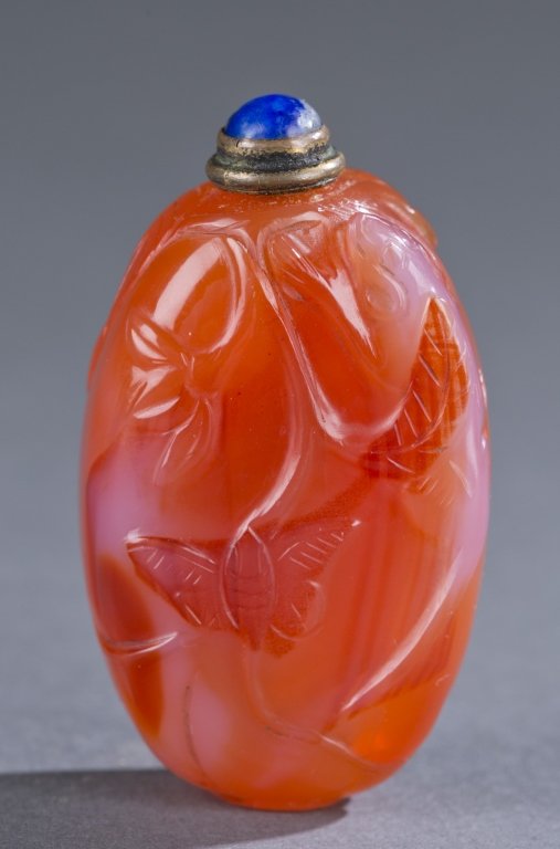 A Chinese agate snuff bottle. (1 of 6)