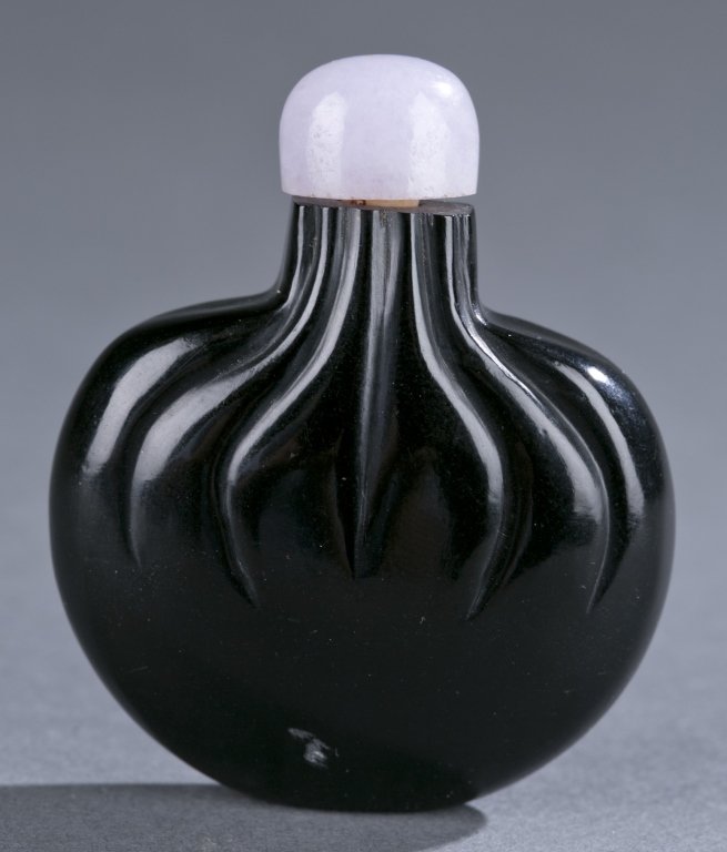 A Chinese jet snuff bottle. (1 of 5)
