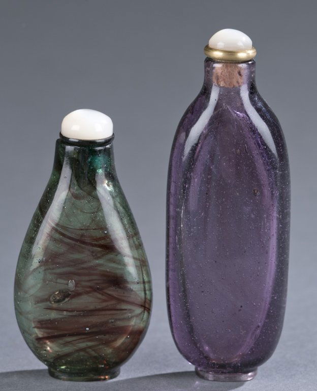 Group of 2 Chinese glass snuff bottles. (1 of 6)
