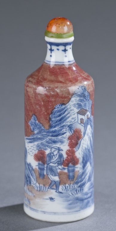 A Chinese blue and white porcelain snuff bottle. (1 of 6)