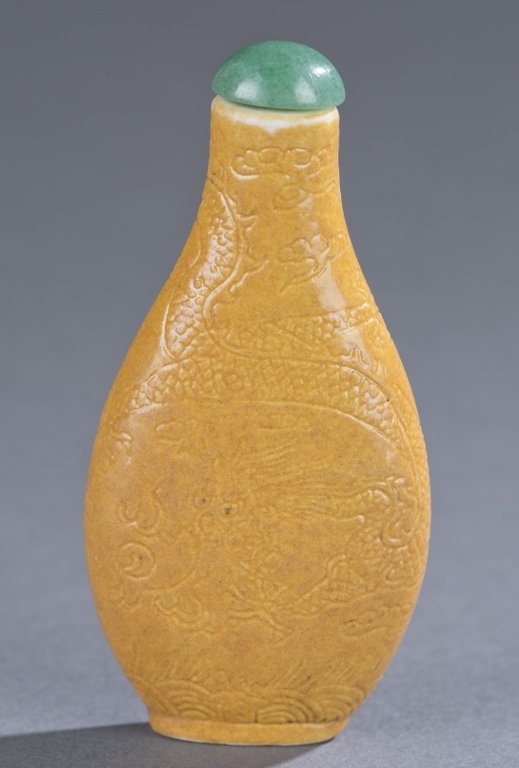 A Chinese yellow glaze porcelain snuff bottle. (1 of 6)