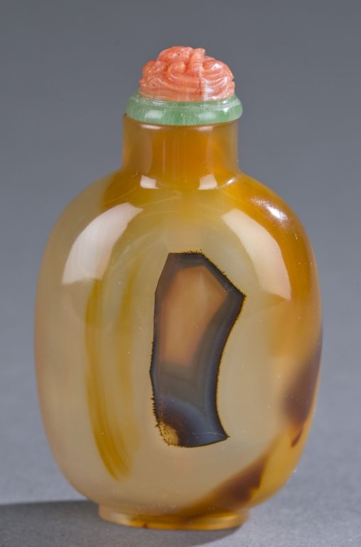 A Chinese banded agate snuff bottle. (1 of 6)