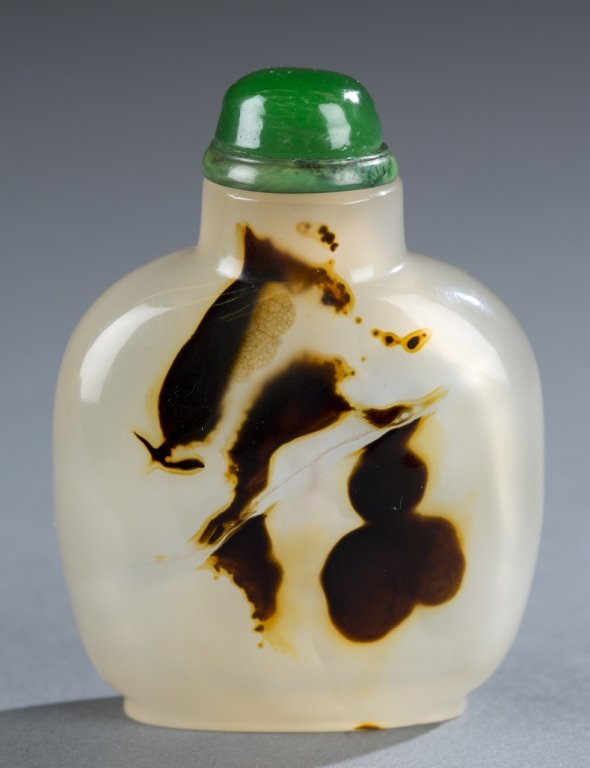 A Chinese silhouette agate snuff bottle. (1 of 6)
