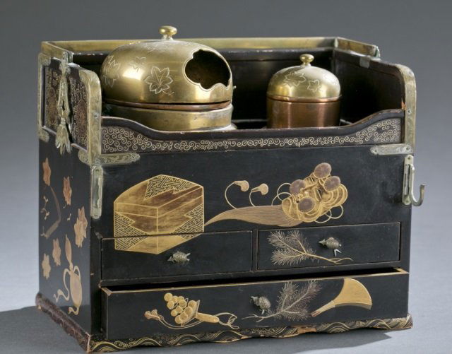 A Japanese lacquer tobacco box/ tabako-bon. (1 of 7)