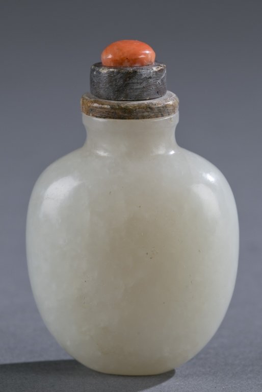 A Chinese hardstone snuff bottle. (1 of 4)