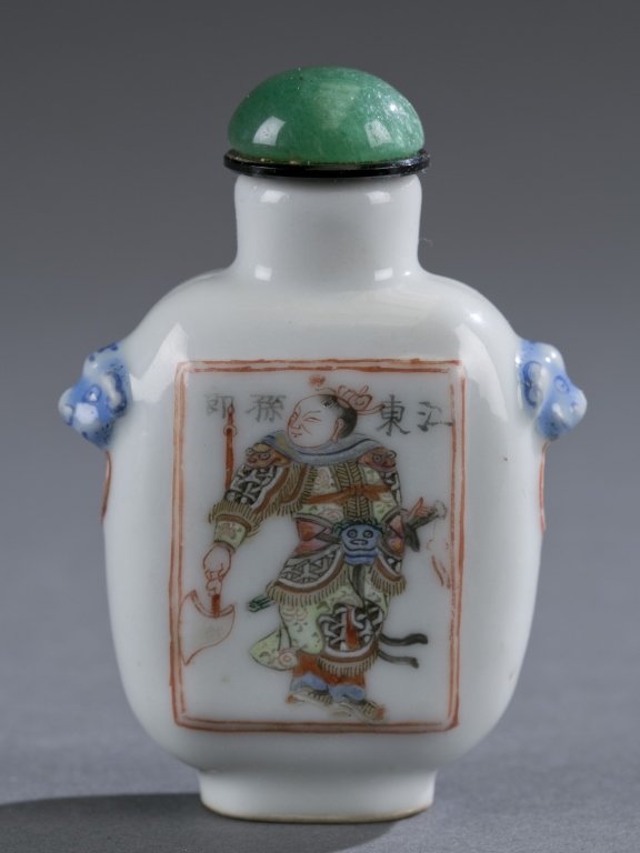 A Chinese porcelain snuff bottle. (1 of 6)