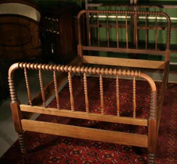 Virginia made walnut spool bed: early 20th century, 60"w x headboard: 50.5"h footboard 45.5"h.