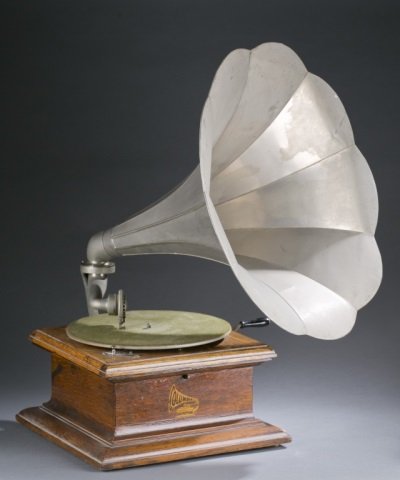 Columbia gramophone with oak case, 20th c. (1 of 6)