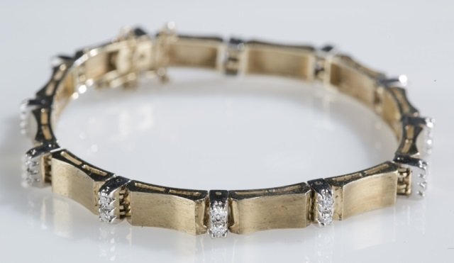 Tennis bracelet, 14K gold, 24 points of diamonds. (1 of 3)