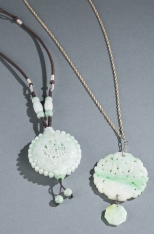 Group of 2 Chinese jadeite necklace. (1 of 4)