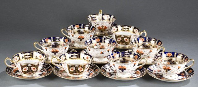 10 Imari style cups and saucers. (1 of 4)