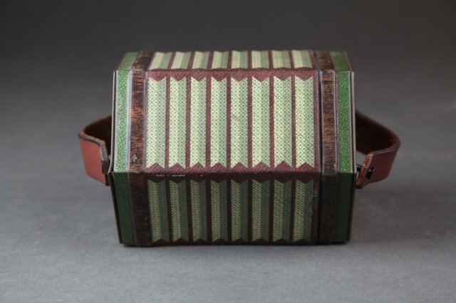 Jacobs “Concertina” Squeeze Box Biscuit Tin.: Jacobs “Concertina” Squeeze Box Biscuit Tin, including leather handle.Condition: Very good condition, with minor wear
