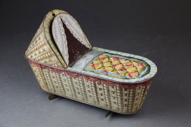 Victory Chlorodyne lozenges bassinet tin. (1 of 5)