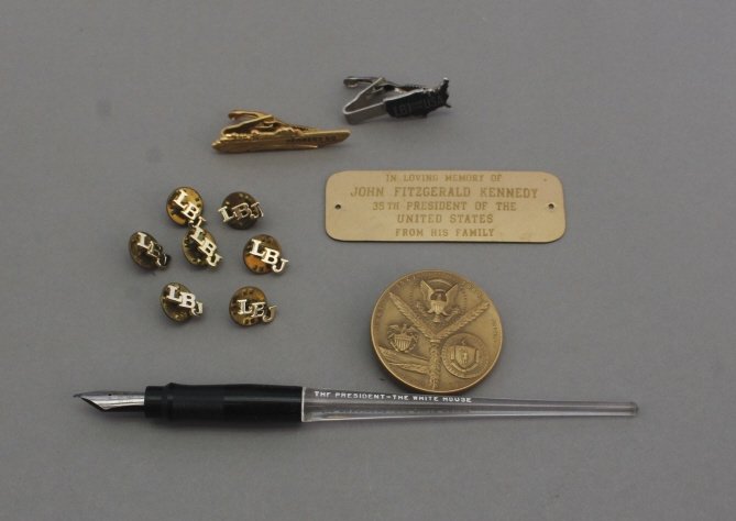 12 WH Items incl Easterbrook Bill Signing Pen: [Kennedy/Johnson] 11 Items. Near fine. ++ Bill signing pen. White lettering on Lucite portion: “The President – The White House.” Metal tip: “Easterbrook/ 2668/ USA.” 6.3 cm. No box. This mo