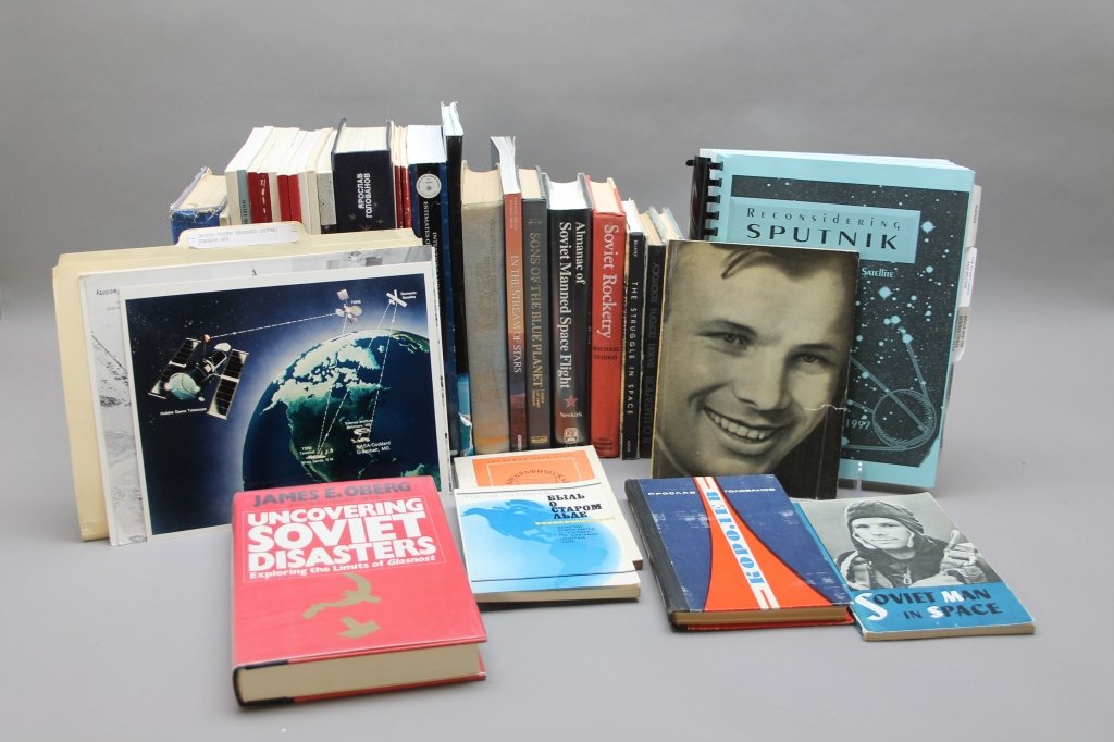 Over 25 books/booklets: Soviet space program. (1 of 8)