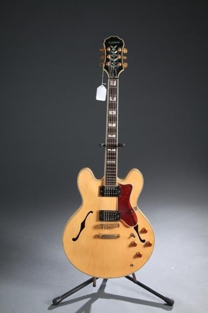 A Gibson Epiphone Sheraton hollow body electric gu (1 of 5)