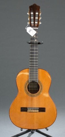 A Ruben Flores 400/19 fret classical guitar, Seria (1 of 2)