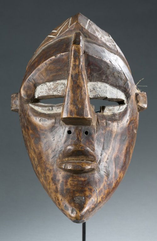 Face mask with prominent nose: A face mask with a prominent nose. Walwa style. 20th century. Condition: Good with surface loss due to abrasions Provenance: Private New York Collector