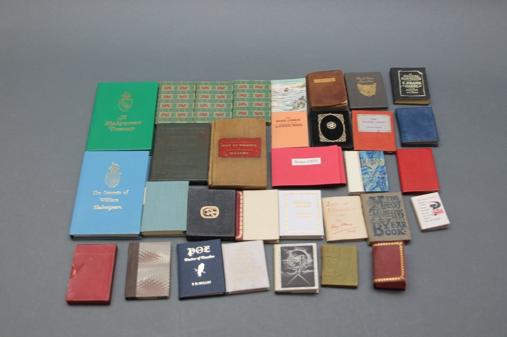 30 Vols: Minature books. Shakespeare, Poe, Baum... (1 of 3)