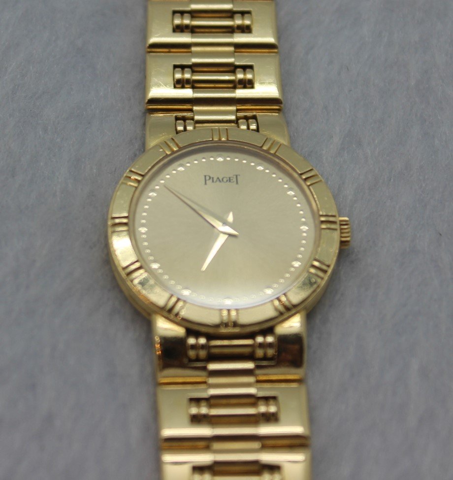 18 K GOLD PIAGET WRIST WATCH (1 of 4)
