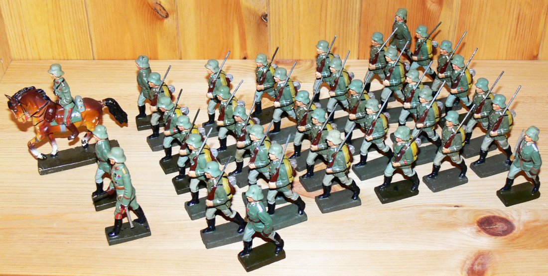 Lineol Fußtruppe, 7cm Serie : Lineol Fußtruppe, 7cm Serie 30x Maschierer mit Gewehr über, 5x Maschierer mit Säbel " Lineol" 1x General "Lineol", 1x Offizier auf Pferd"Lineol". Guter