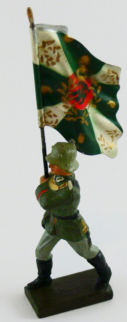 Lineol Fahnenträger grüne Fahne, 7cm Serie maschierend,: Lineol Fahnenträger grüne Fahne, 7cm Serie maschierend, guter, bespielter Zustand. Insgesamt ca 13cm Höhe