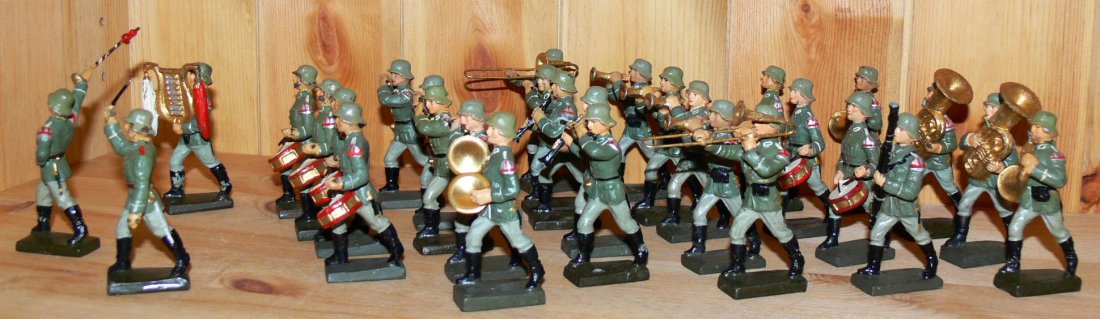 Lineol Musikkapelle, 30 Figuren, 7cm Serie. : Lineol Musikkapelle, 30 Figuren, 7cm Serie. bestehend aus: 7x Trommler, 1x Dirigent, 1x Spielmannszugsleiter, 6x Querflöten, 1x Klarinette, 2x Oboe, 10x Blechbläser, 1x Xylophonspieler, 1x Bec