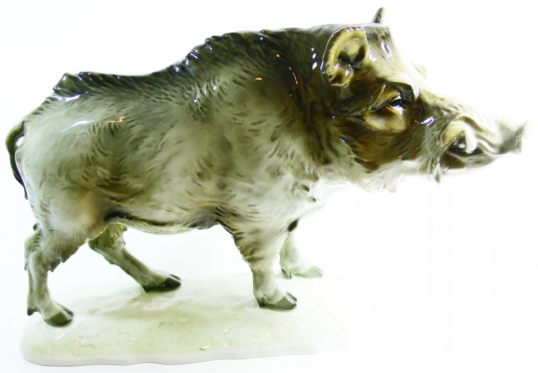 Hutschenrenreuther Tierplastik "Großes Wildschwein". En: Hutschenrenreuther Tierplastik "Großes Wildschwein". Entwurf: Fritz Diller. Grüne Löwenmarke. Auf Natursockelplatte. Eber-Höhe: ca. 26 cm.
