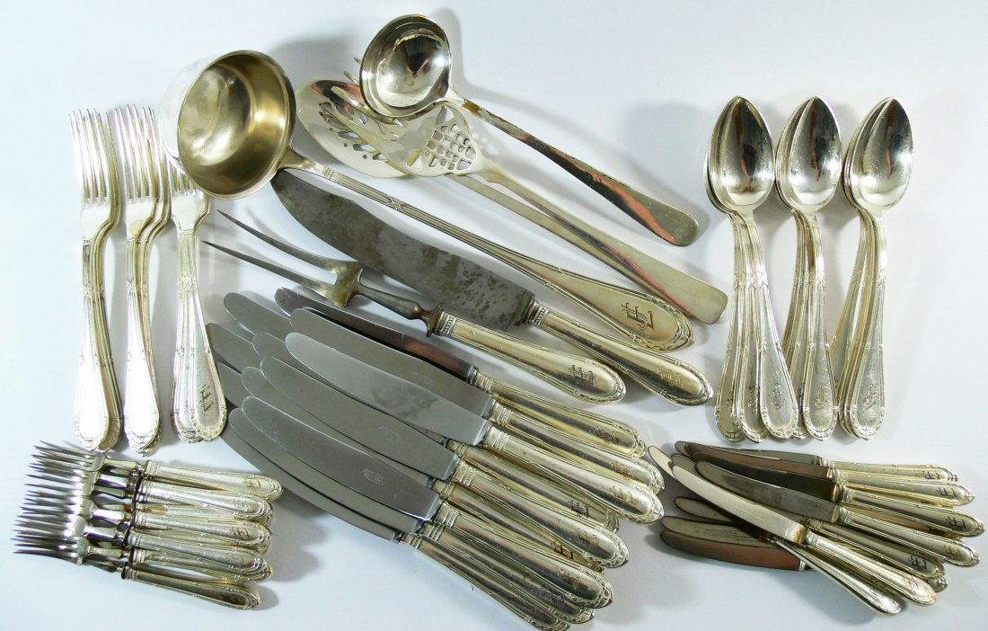Sehr reichhaltiges Jugendstilbesteck, 90er Silberauflag: Sehr reichhaltiges Jugendstilbesteck, 90er Silberauflage, dabei jeweils 12 Messer, Gabeln und Löffel, sowie 12 Obstmesser und 12 Kuchengabeln, Signatur J E, plus 1 Suppenlöffel, sowie 3 Teile als Zu