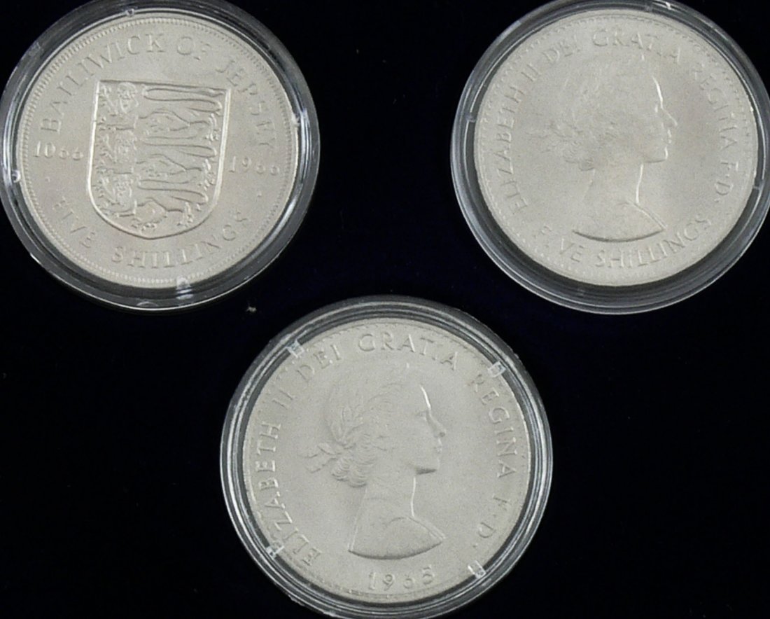 Münzset, bestehend aus: Jersey 1966 5 Shillings, 900 Ja: Münzset, bestehend aus: Jersey 1966 5 Shillings, 900 Jahre Schlacht von Hastings 5 Shillings-Münze Elisabeth II. und Münze Elisabeth II mit Winston Churchill. Münzen in Kapseln und im dekorativen 