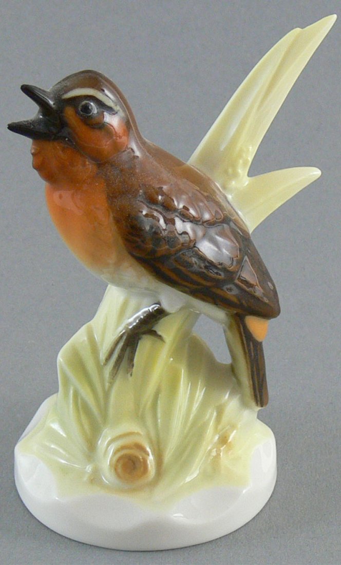 Hutschenreuther Porzellanvogel. Braun. Am Boden gol: Hutschenreuther Porzellanvogel. Braun. Am Boden goldene Marke Hutschenruther. H: ca. 9 cm.