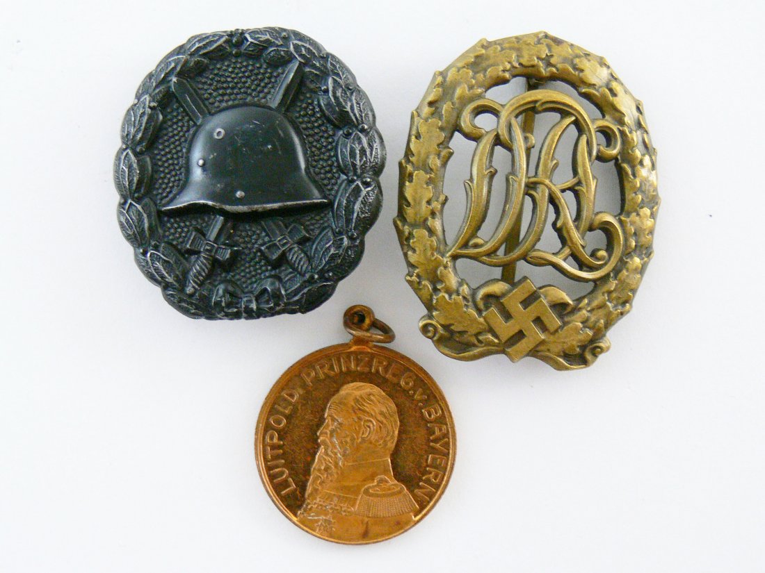 Lot Abzeichen, 3. Reich und älter, dabei 1 Sportabz: Lot Abzeichen, 3. Reich und älter, dabei 1 Sportabzeichen Bronze mit HK, sowie Abzeichen Freikorps Stahlhelm, sowie 1 Medaille 90 jähriger Geburtstag Luitpold Prinz von Bayern