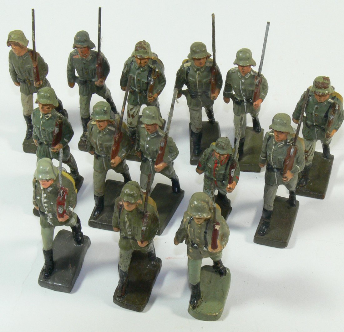 Konv. Massesoldaten. Marschierer. 8 x Lineol 2 x: Konv. Massesoldaten. Marschierer. 8 x Lineol 2 x Schusso, 2 x ungemarkt, 1 x JK. Sch. 7 cm - Serie. Dazu 1 x Lineol Marschierer 6 cm - Serie. Teilweise mit fehlenden GewehrlÃ¤ufen.